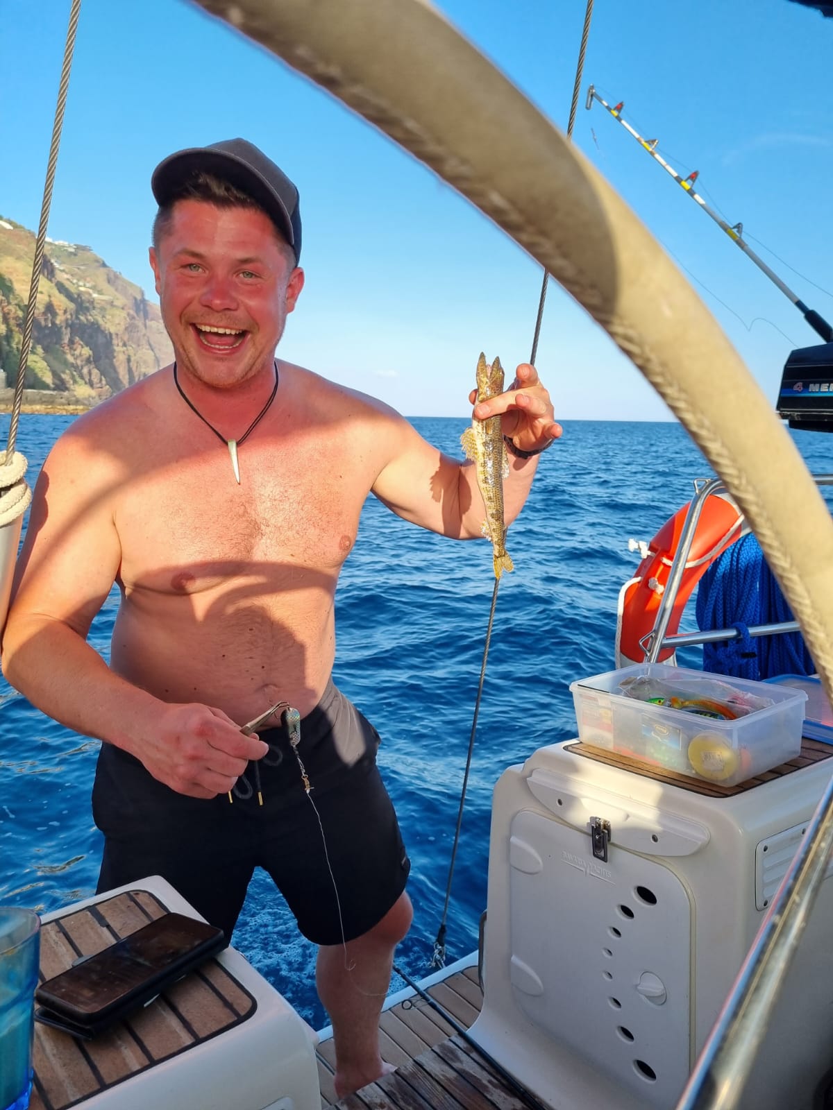 Der Angler an Bord