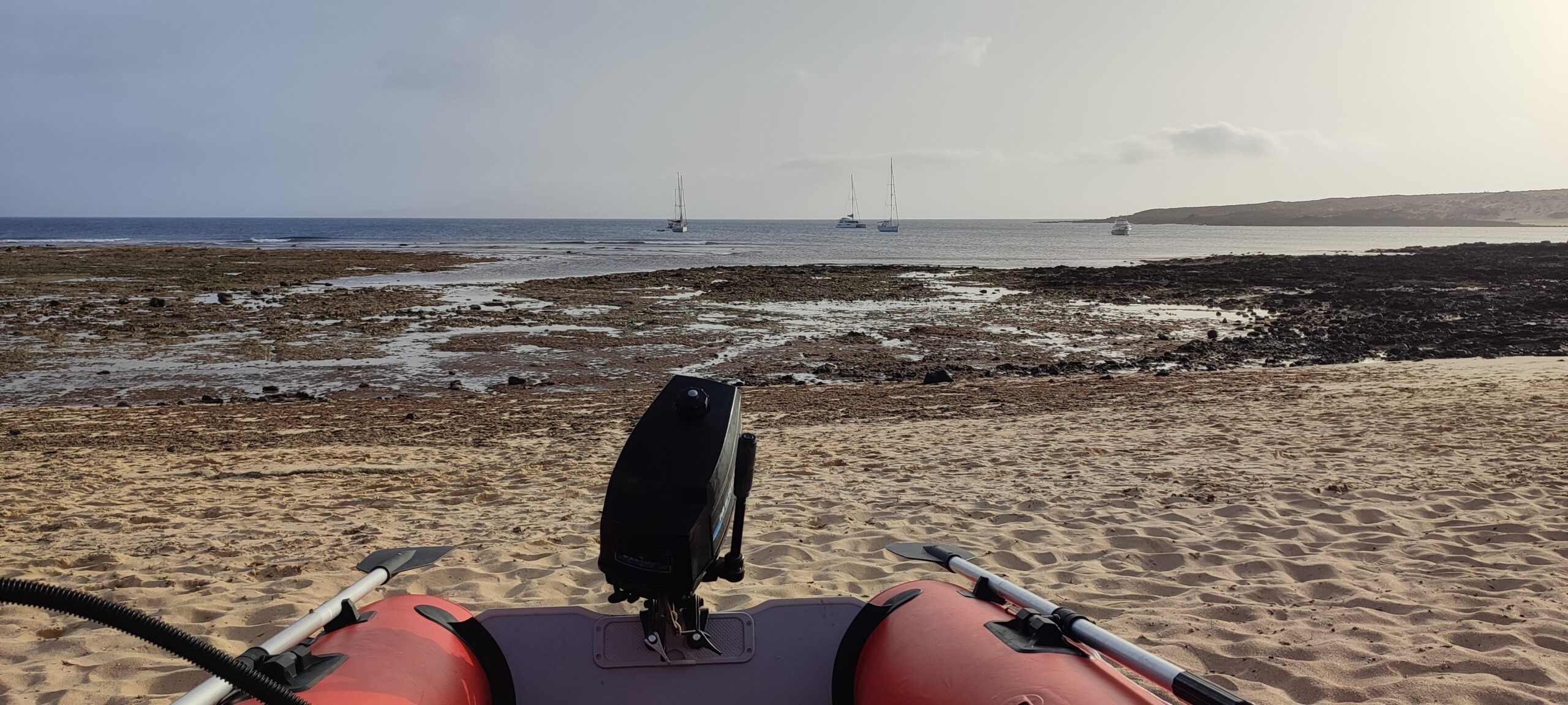 Mit dem Beiboot auf La Graciosa