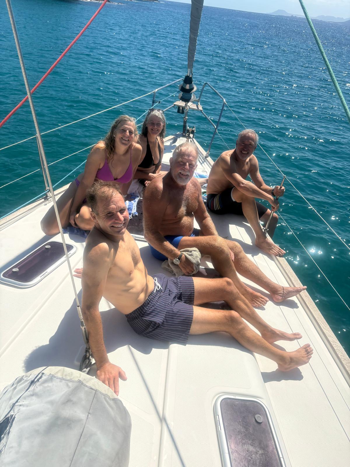 Crew genießt die Sonne auf dem Vorschiff der Bavaria 50