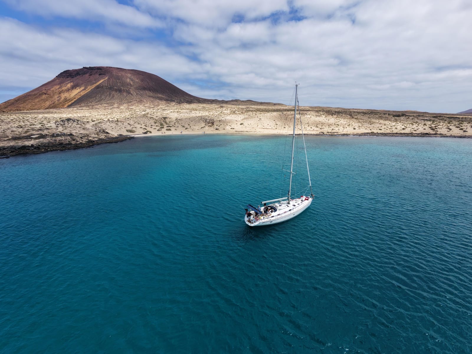 Bavaria 50 ankert vor La Graciosa, türkises Wasser