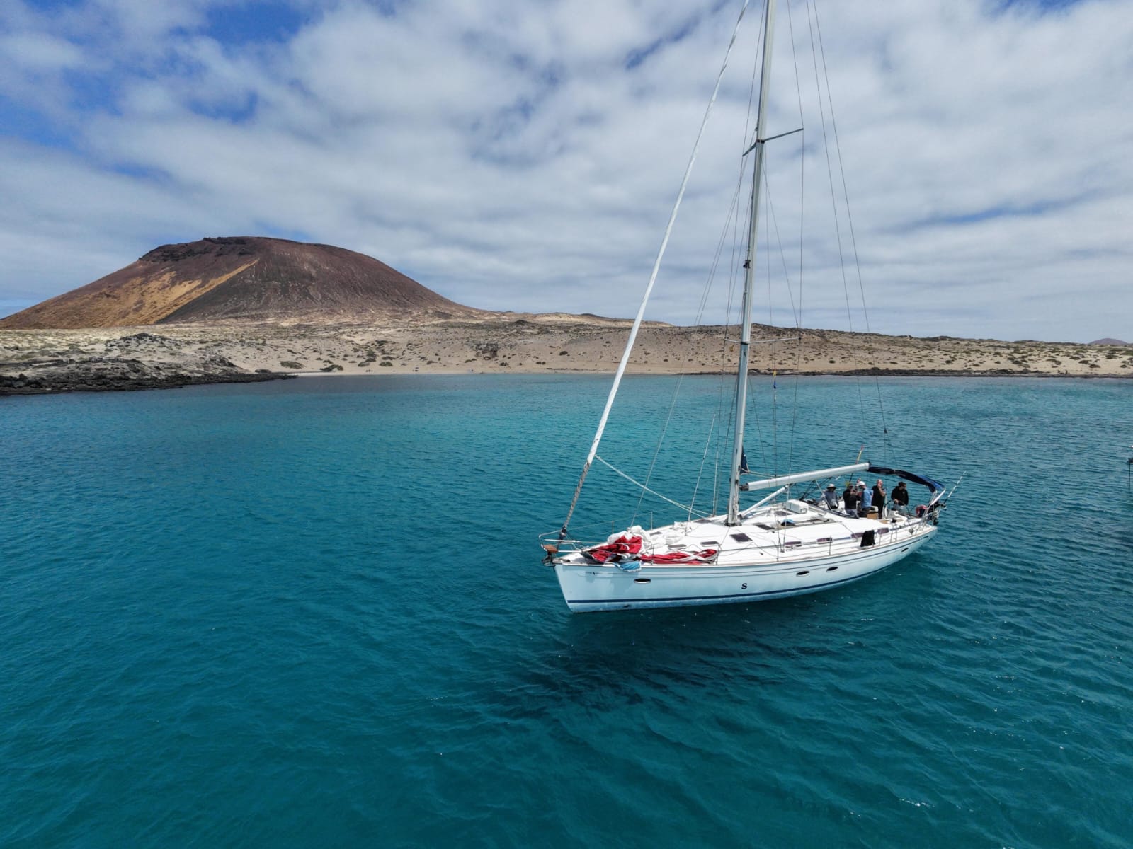 La Graciosa mit Bavaria 50, Vulkanberg im Hintergrund
