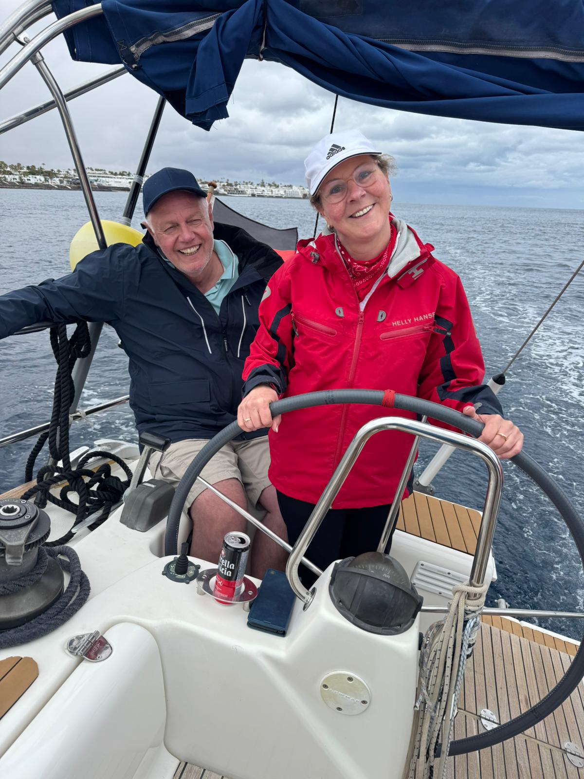 Paar am Steuer der Bavaria 50