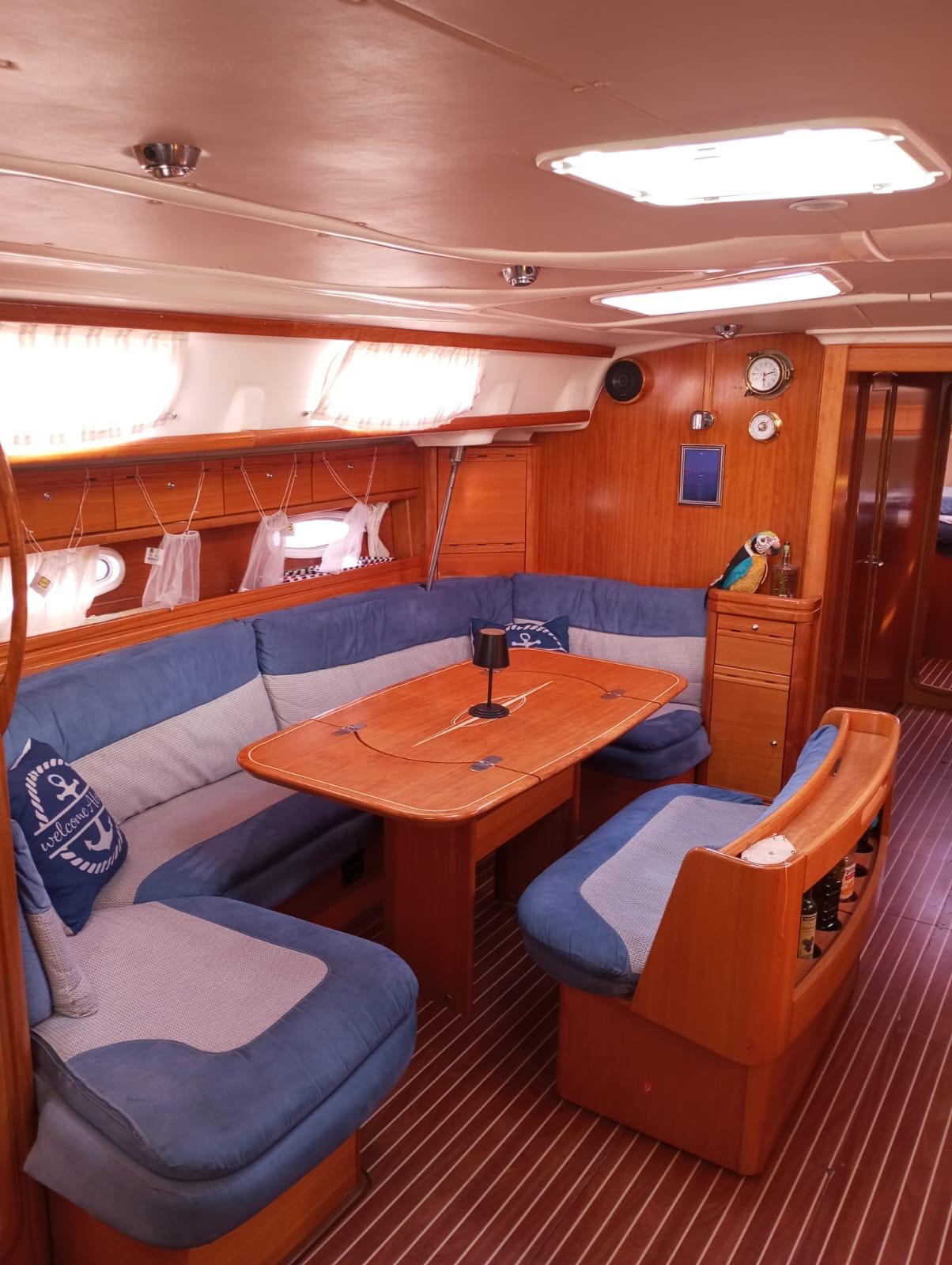 Salon der Bavaria 50 mit Holzeinbau und Polstern