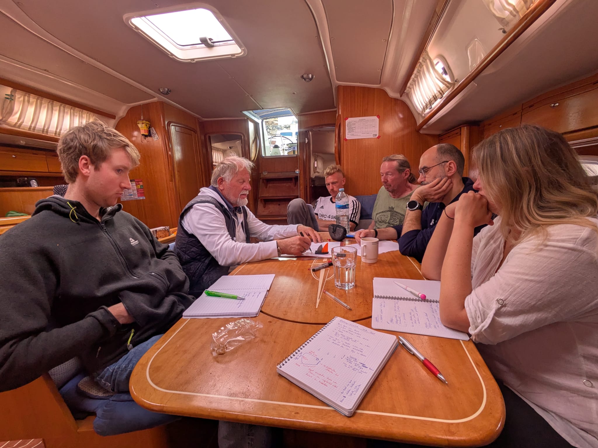 Theorie-Unterricht am Salontisch der Bavaria 50
