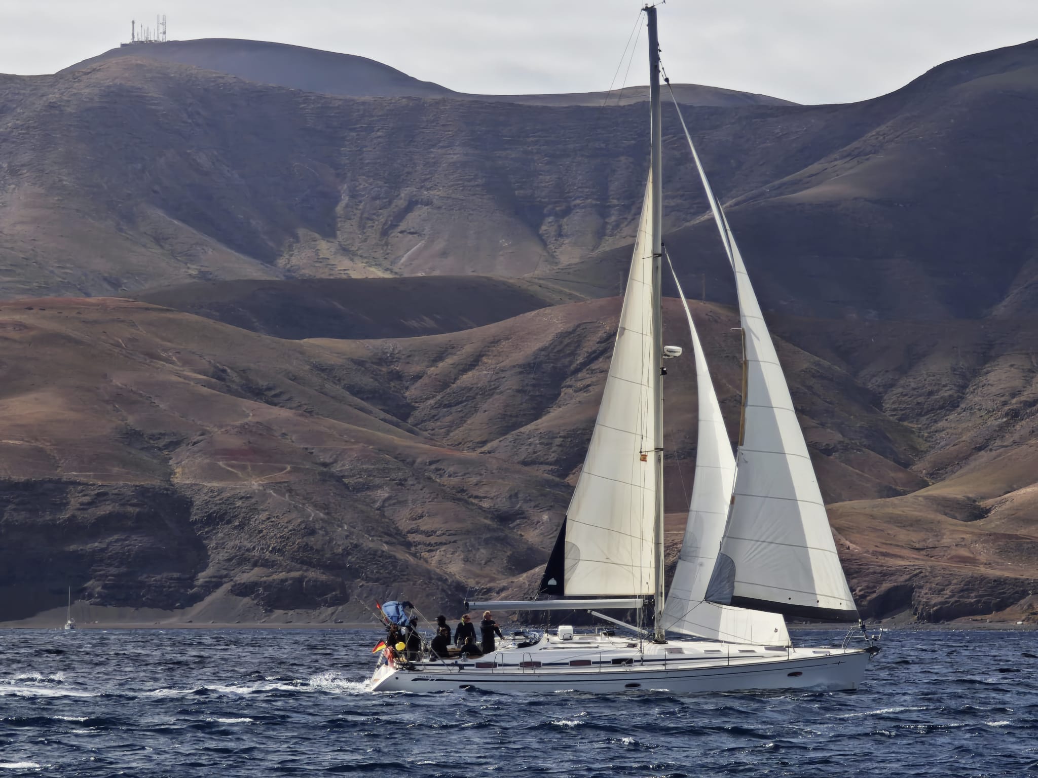 Bavaria 50 segelnd vor den Bergen von Lanzarote
